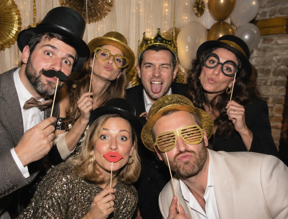 Feestgangers met props